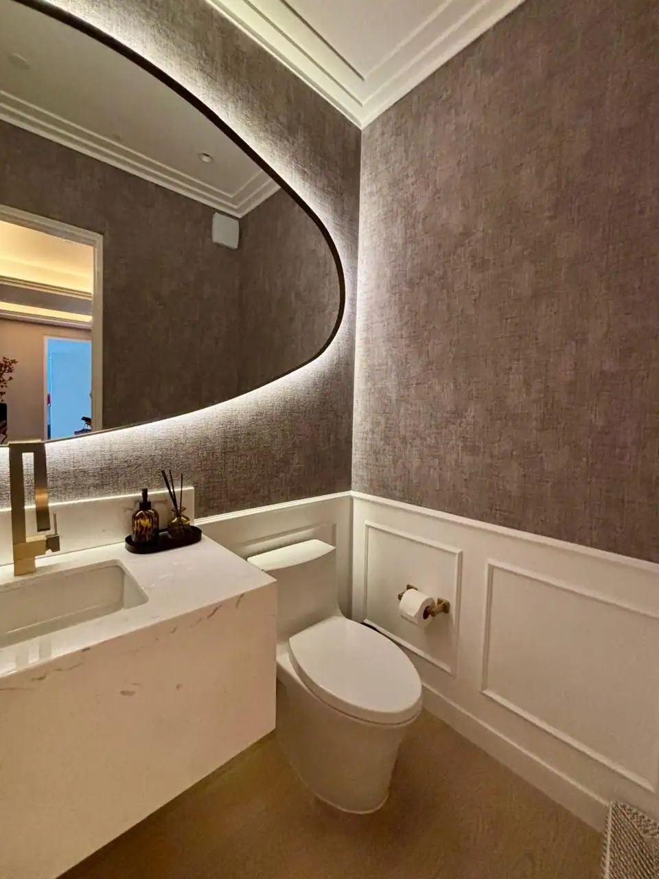 Baño de visitas con espejo iluminado
